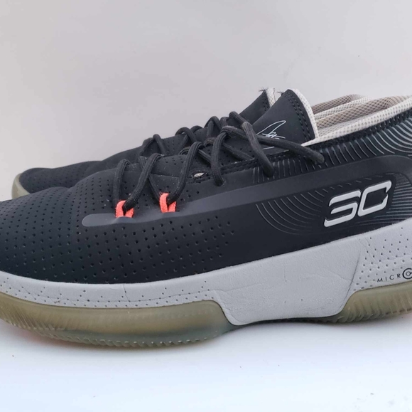 690Under Armour Men's Steph Curry's 3zer0 Iii Basketball Shoe Sz 8.5 - Picture 1 of 7